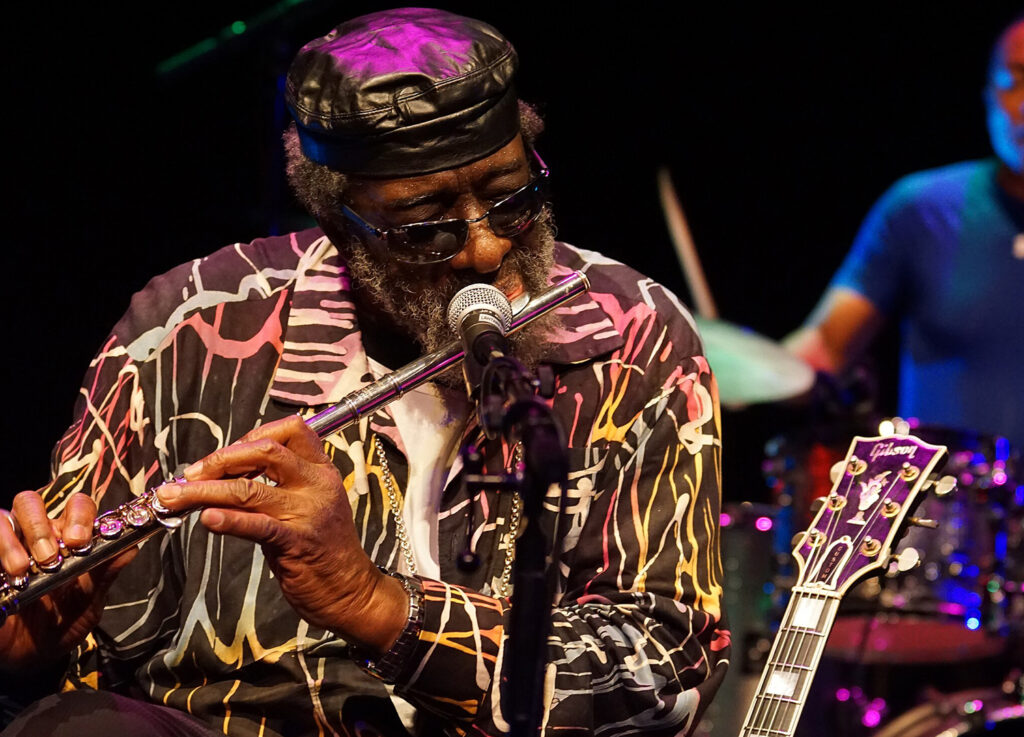 ein südlicher mann spielt querflöte