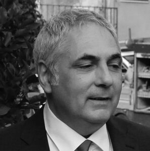 Ein Herr mit grauem Haar in Schwarz weiß